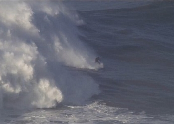 Безумству храбрых поем мы песню: на португальском побережье серфингист «оседлал» 20-метровую волну