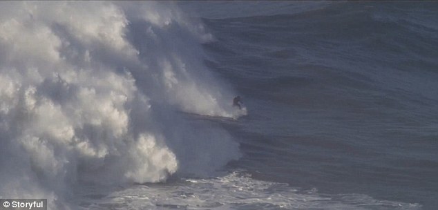 Безумству храбрых поем мы песню: на португальском побережье серфингист «оседлал» 20-метровую волну 1