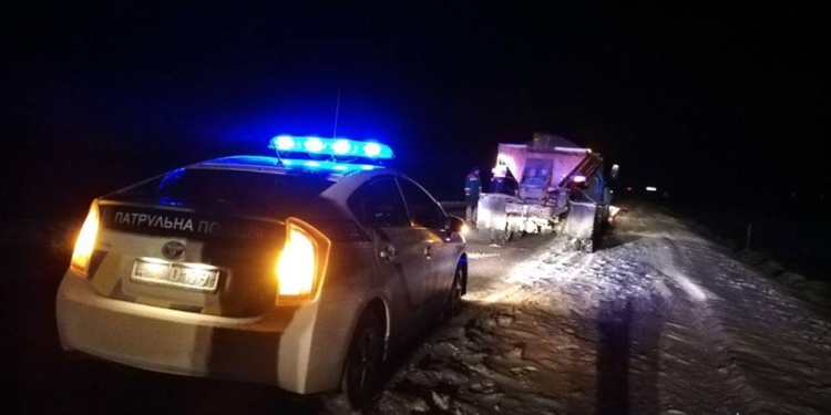 Патрульные Николаевщины в метель поехали на государственные трассы. И нашли опасные места