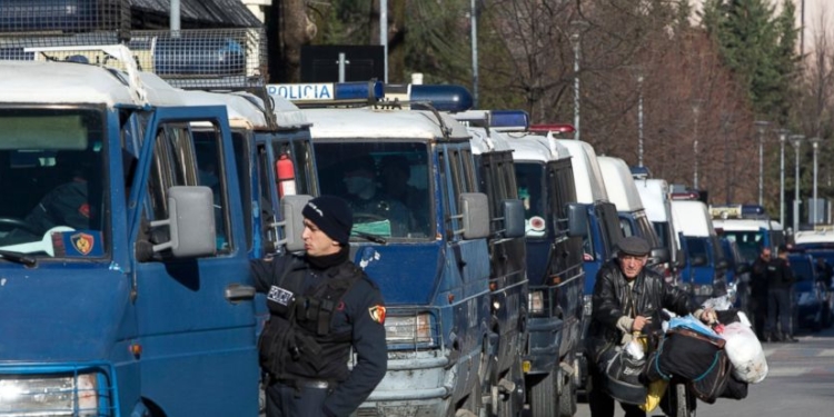 В Албании тысячи сторонников оппозиции вышли на протест с требованием отставки правительства