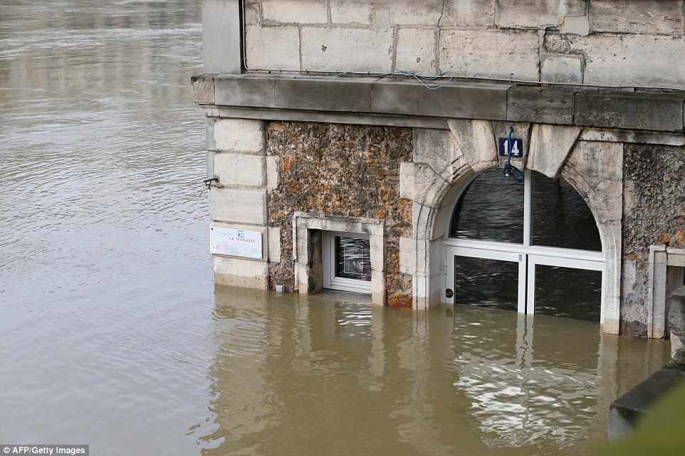 После сильных дождей во Франции разлилась Сена: пострадали уже 240 городов, а в Париже эвакуировали 1,5 тыс.человек и закрыли один этаж Лувра 3
