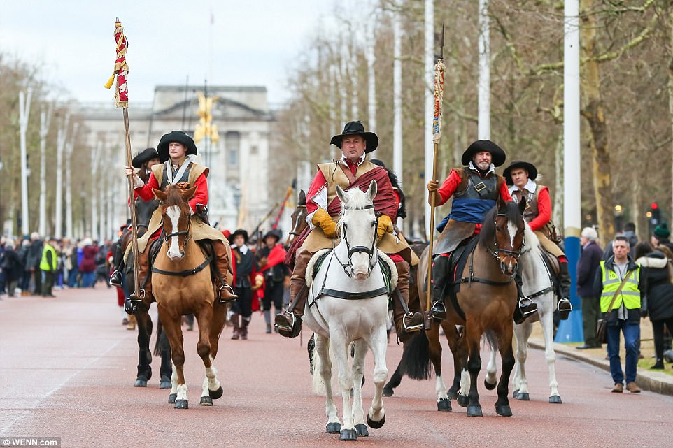 Времен мушкетеров и Бекингема: в Великобритании прошел парад в честь казненного короля Карла I 3