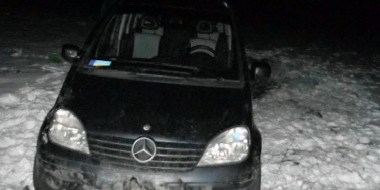 Слетела с дороги и застряла в снегу: николаевским спасателям пришлось вызволять легковушку