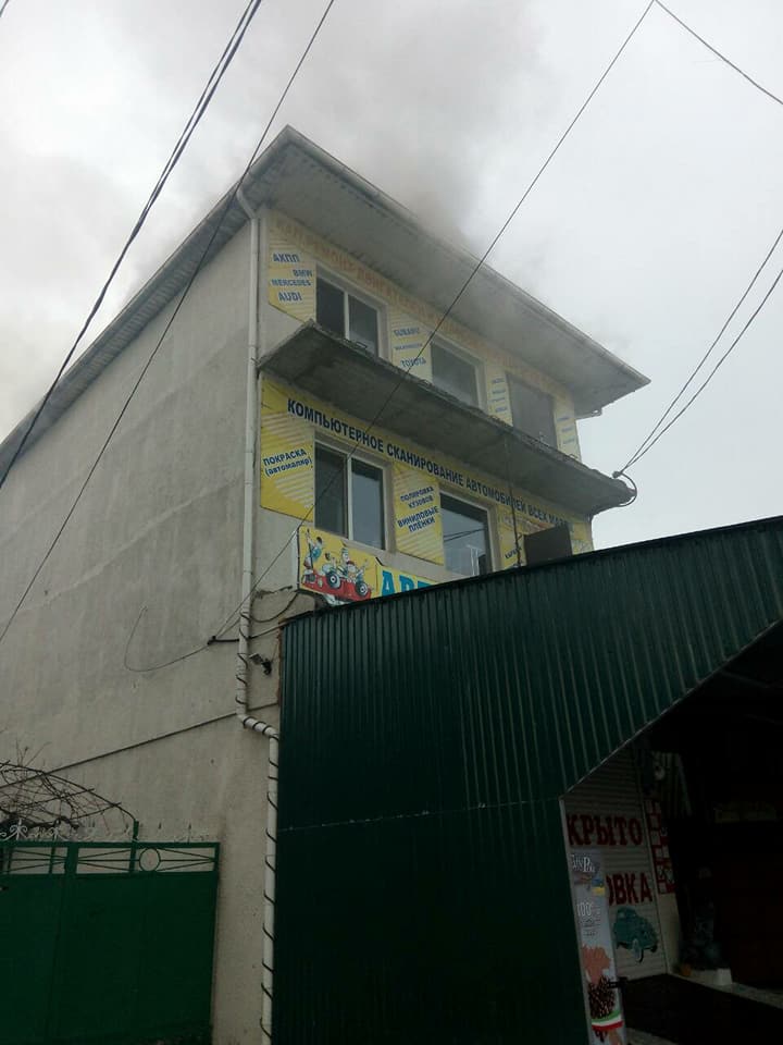 В Николаеве – довольно основательный пожар на третьем этаже жилого дома 7
