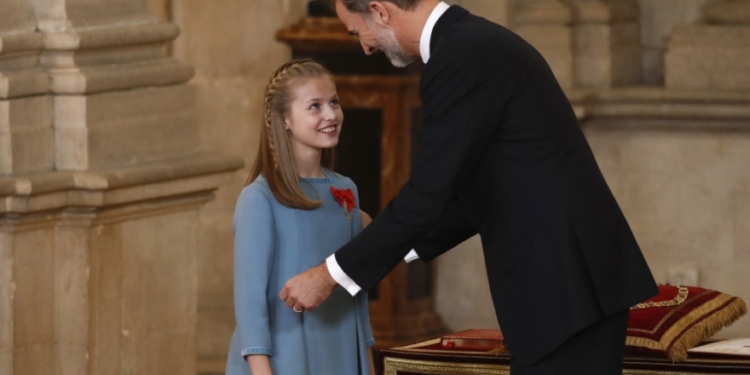 Тяжелая жизнь у принцессы. Король Испании сделал официальной наследницей свою 12-летнюю дочь