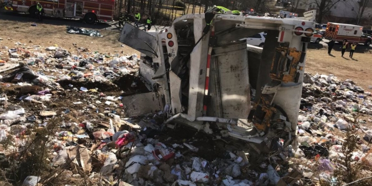 В США конгрессмены в поезде ехали на партийное мероприятие. И их поезд столкнулся с грузовиком