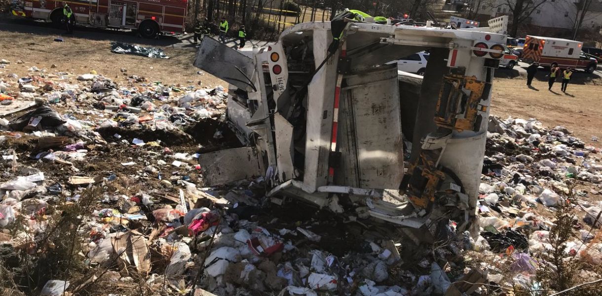 В США конгрессмены в поезде ехали на партийное мероприятие. И их поезд столкнулся с грузовиком