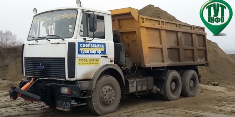 С заброшенного гранитного карьера на Николаевщине незаконно вывозится песок, который потом используется на ремонте дорог