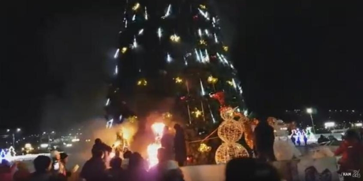 Огорчило, но не остановило празднование: в Петропавловске-Камчатском в новогоднюю ночь сгорели Дед Мороз и Снегурочка