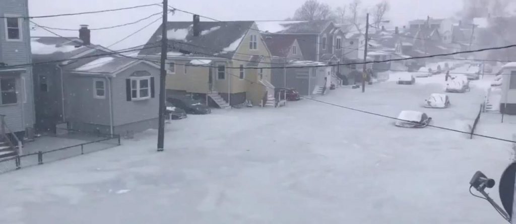 Стихия бушует в США: в Бостоне стоявшие на улицах машины вмерзли в лед 1