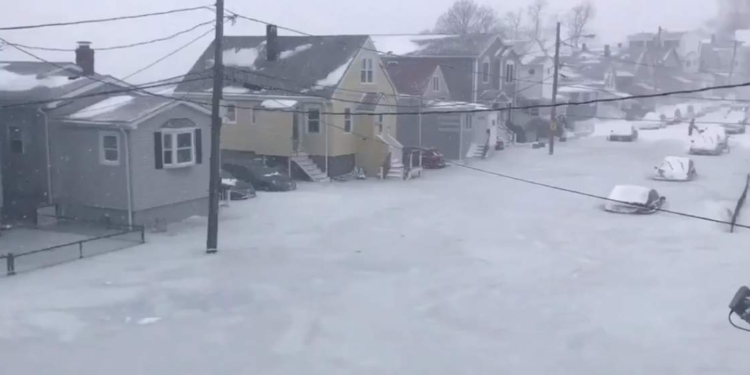 Стихия бушует в США: в Бостоне стоявшие на улицах машины вмерзли в лед