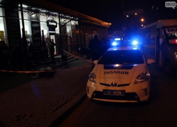 На остановке общественного транспорта в центре Николаева умер бездомный поэт, рядом была женщина, ее госпитализировали