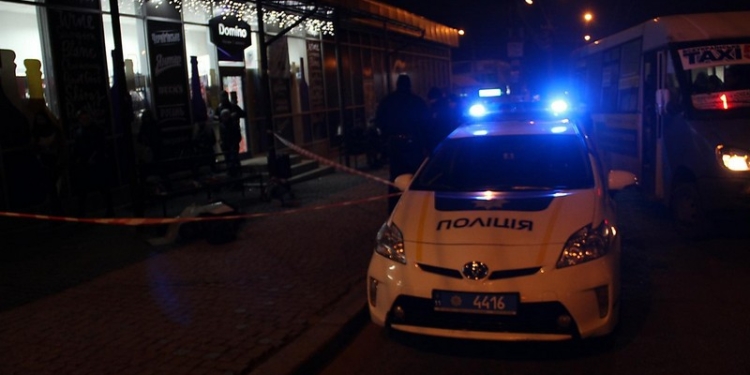 На остановке общественного транспорта в центре Николаева умер бездомный поэт, рядом была женщина, ее госпитализировали