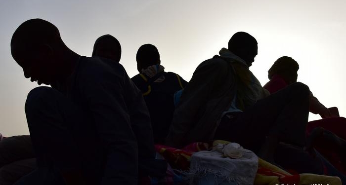 Более 100 мигрантов на резиновой лодке попытались переплыть Средиземное море. 84 человека удалось спасти