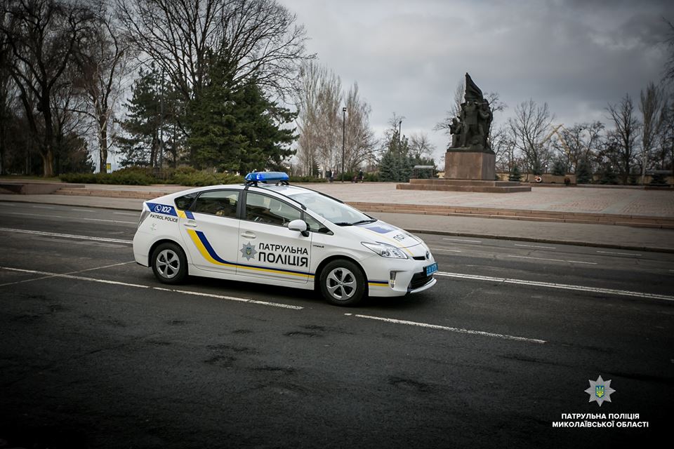 Шлемы, оружие и покатушки на машине с мигалками: в Николаеве патрульные устроили для детей «Рождество с копами» 4