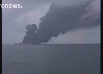 Кораблекрушение в Китайском море: нефтяной танкер до сих пор горит и грозит взорваться или затонуть