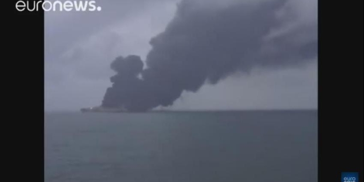 Кораблекрушение в Китайском море: нефтяной танкер до сих пор горит и грозит взорваться или затонуть