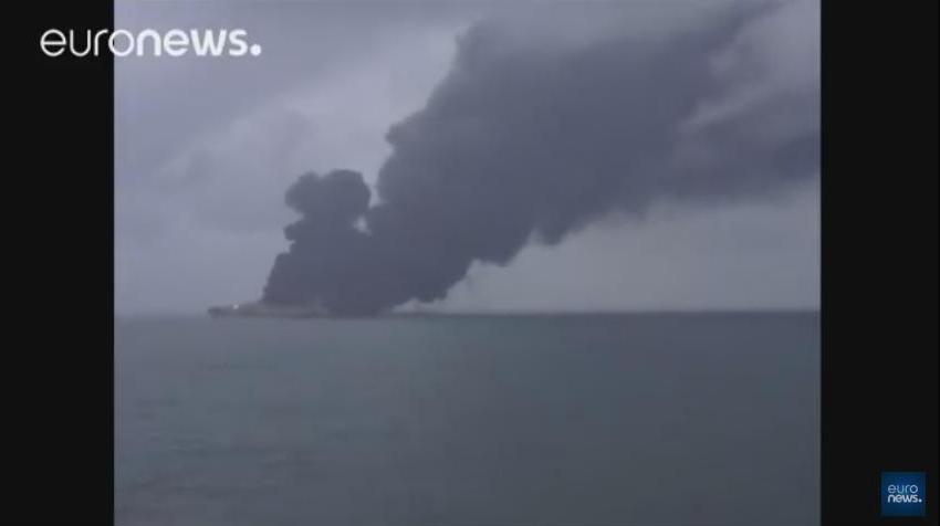 Кораблекрушение в Китайском море: нефтяной танкер до сих пор горит и грозит взорваться или затонуть 1