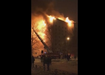 В российской Тюмени 9-этажку полностью объяло пламенем – горел утеплитель