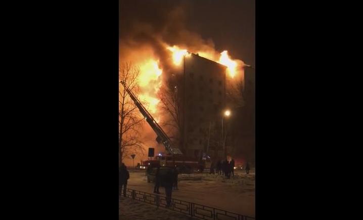 В российской Тюмени 9-этажку полностью объяло пламенем – горел утеплитель 1