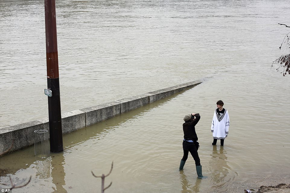 После сильных дождей во Франции разлилась Сена: пострадали уже 240 городов, а в Париже эвакуировали 1,5 тыс.человек и закрыли один этаж Лувра 1