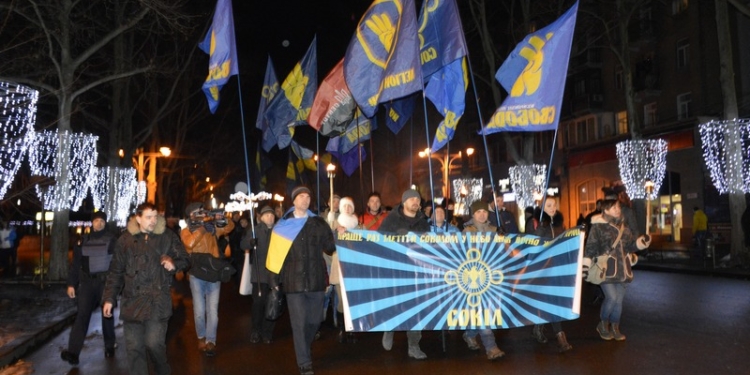 «Крути, Крути, вас не забути!»: в Николаеве прошло факельное шествие