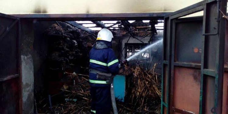 В Николаевской области спасатели ликвидировали пожар гаража, не дав огню распространиться на жилой дом