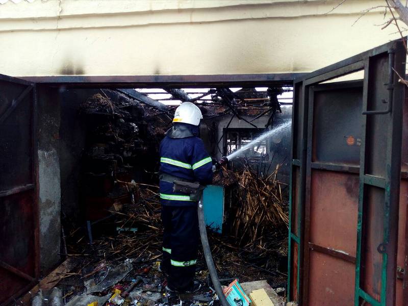 В Николаевской области спасатели ликвидировали пожар гаража, не дав огню распространиться на жилой дом 7
