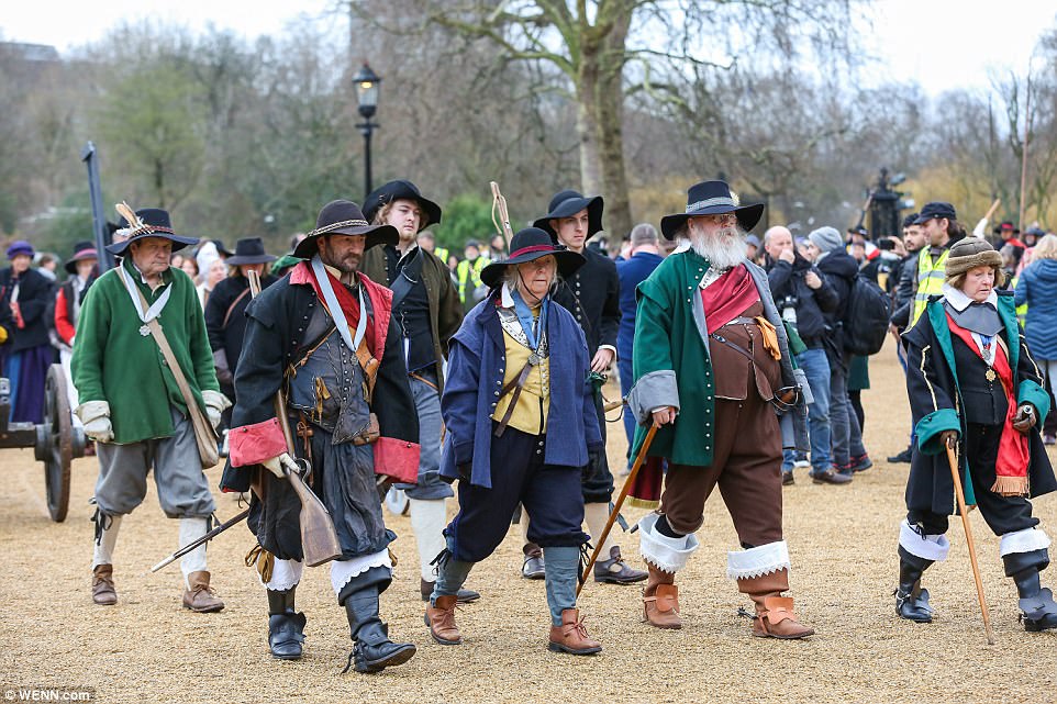 Времен мушкетеров и Бекингема: в Великобритании прошел парад в честь казненного короля Карла I 25