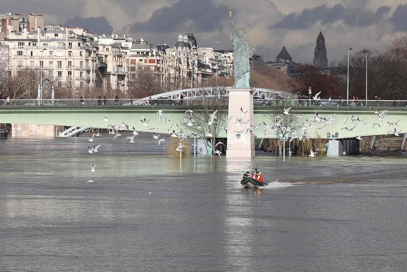 В Париже Сена вышла из берегов – пришлось на неделю закрыть 7 станций метро 3