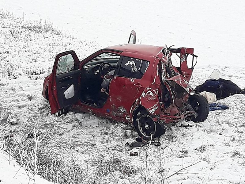 В Николаевской области Suzuki после столкновения с фурой оказался в кювете: водитель легковушки попала в больницу, а её мать погибла 2