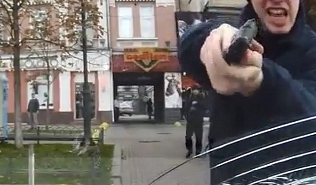 В Киеве “взбешенный” патрульный с пистолетом набросился на автомобиль