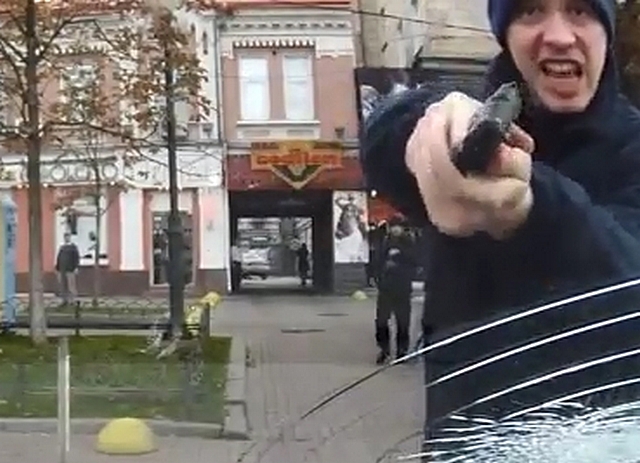 В Киеве "взбешенный" патрульный с пистолетом набросился на автомобиль 1
