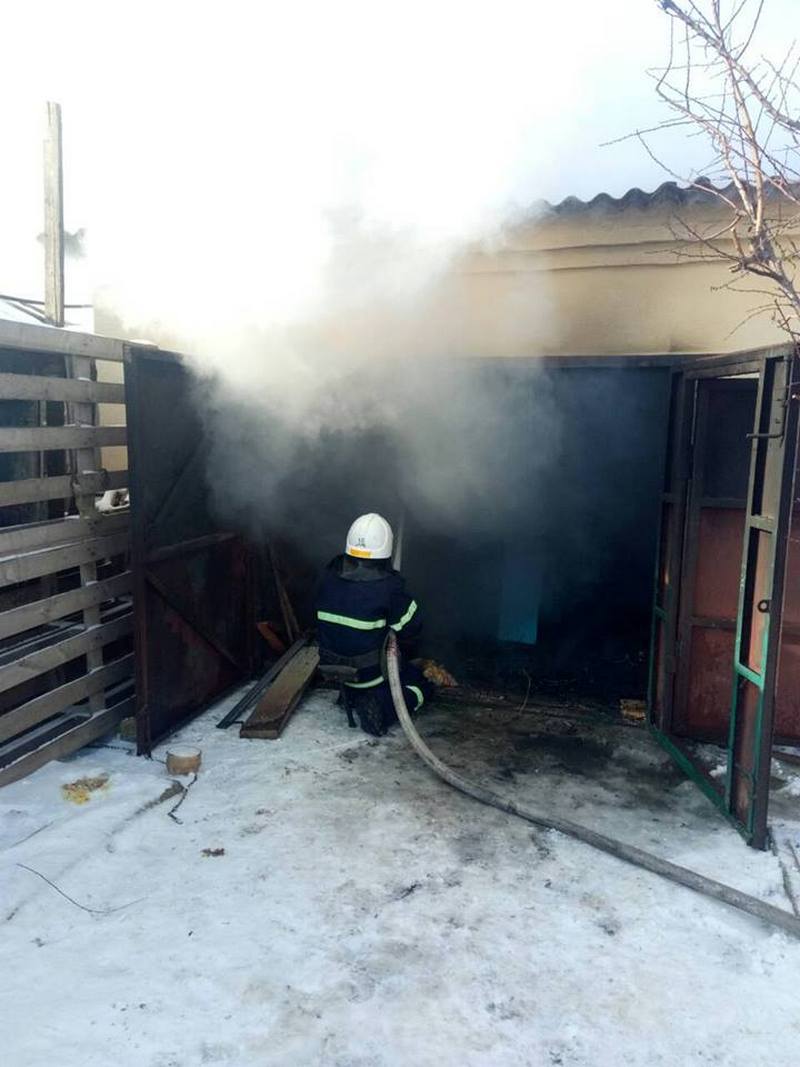 В Николаевской области спасатели ликвидировали пожар гаража, не дав огню распространиться на жилой дом 3