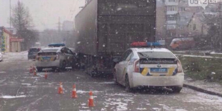 В Николаеве патрульная машина на летней резине врезалась в грузовик