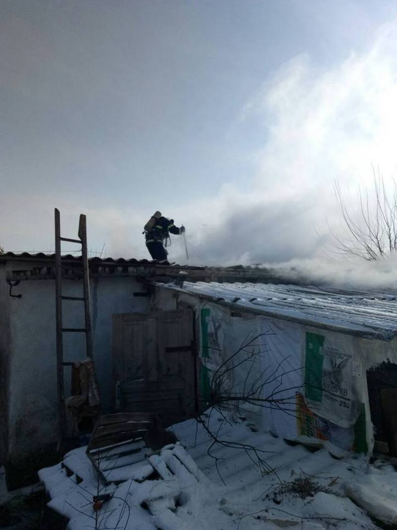 В Николаевской области спасатели ликвидировали пожар гаража, не дав огню распространиться на жилой дом 5