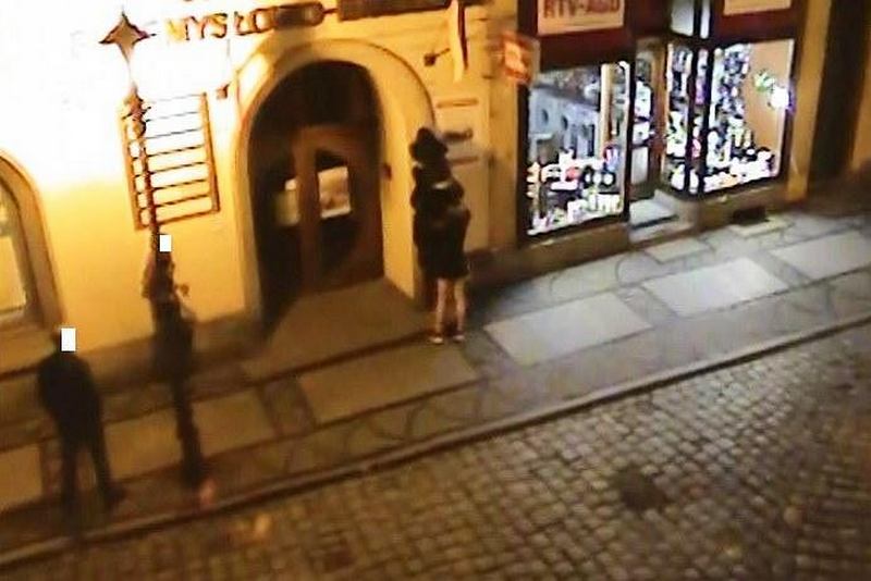 В Польше оштрафовали хулиганов за надругательство над флагом Украины 1