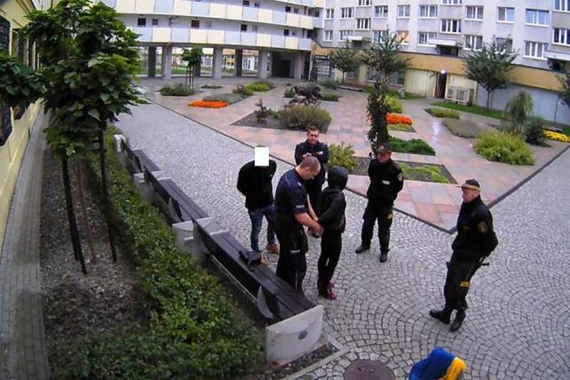 В Польше оштрафовали хулиганов за надругательство над флагом Украины 3