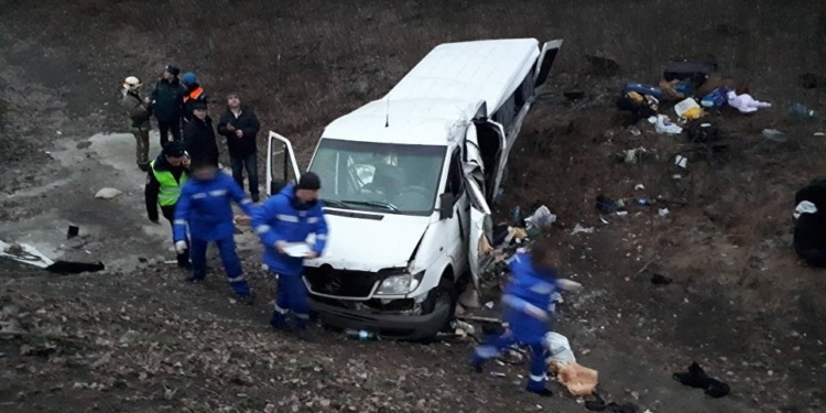 Трое украинцев погибло в РФ – микроавтобус направлялся из Днепра в Санкт-Петербург и слетел в кювет