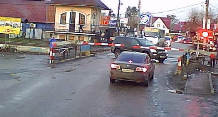 За секунду до катастрофы. Под Киевом железнодорожник спас машину с людьми, застрявшую между шлагбаумами