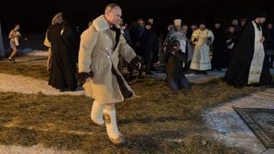 Путин ушел в монастырь - в валенках и тулупе 1