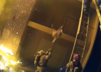 Появилось видео, как пожарник ловит малыша, выброшенного с третьего этажа горящего дома