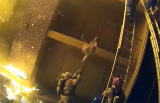 Появилось видео, как пожарник ловит малыша, выброшенного с третьего этажа горящего дома