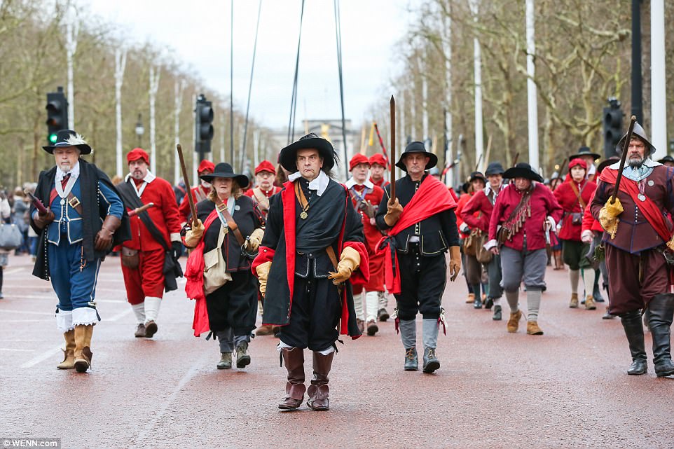 Времен мушкетеров и Бекингема: в Великобритании прошел парад в честь казненного короля Карла I 1