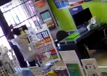 В США грабитель, которого заперли в магазине, на коленях умолял выпустить его