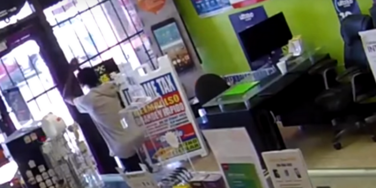 В США грабитель, которого заперли в магазине, на коленях умолял выпустить его
