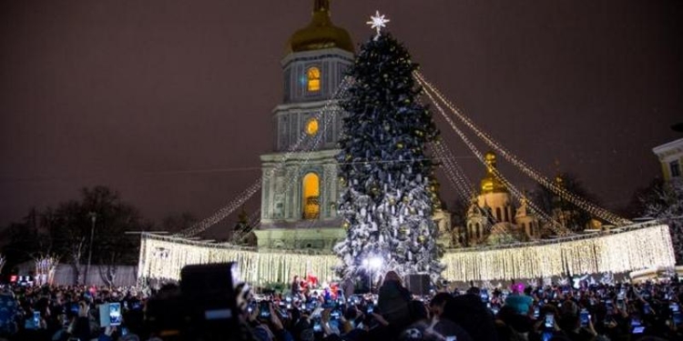 Главную ёлку Украины демонтируют 15 января, а её ветки будут использованы в качестве топлива