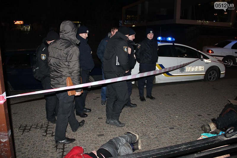 На остановке общественного транспорта в центре Николаева умер бездомный поэт, рядом была женщина, ее госпитализировали 1