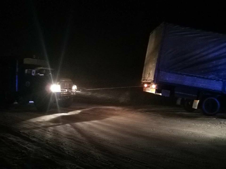 Во время вчерашней непогоды спасатели Николаевщины вытащили из заносов 26 грузовых авто 3