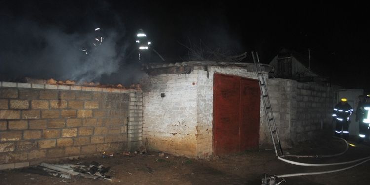 В Братском районе горел сеновал, а в Николаеве сарай с хламом поджег летнюю кухню и гараж